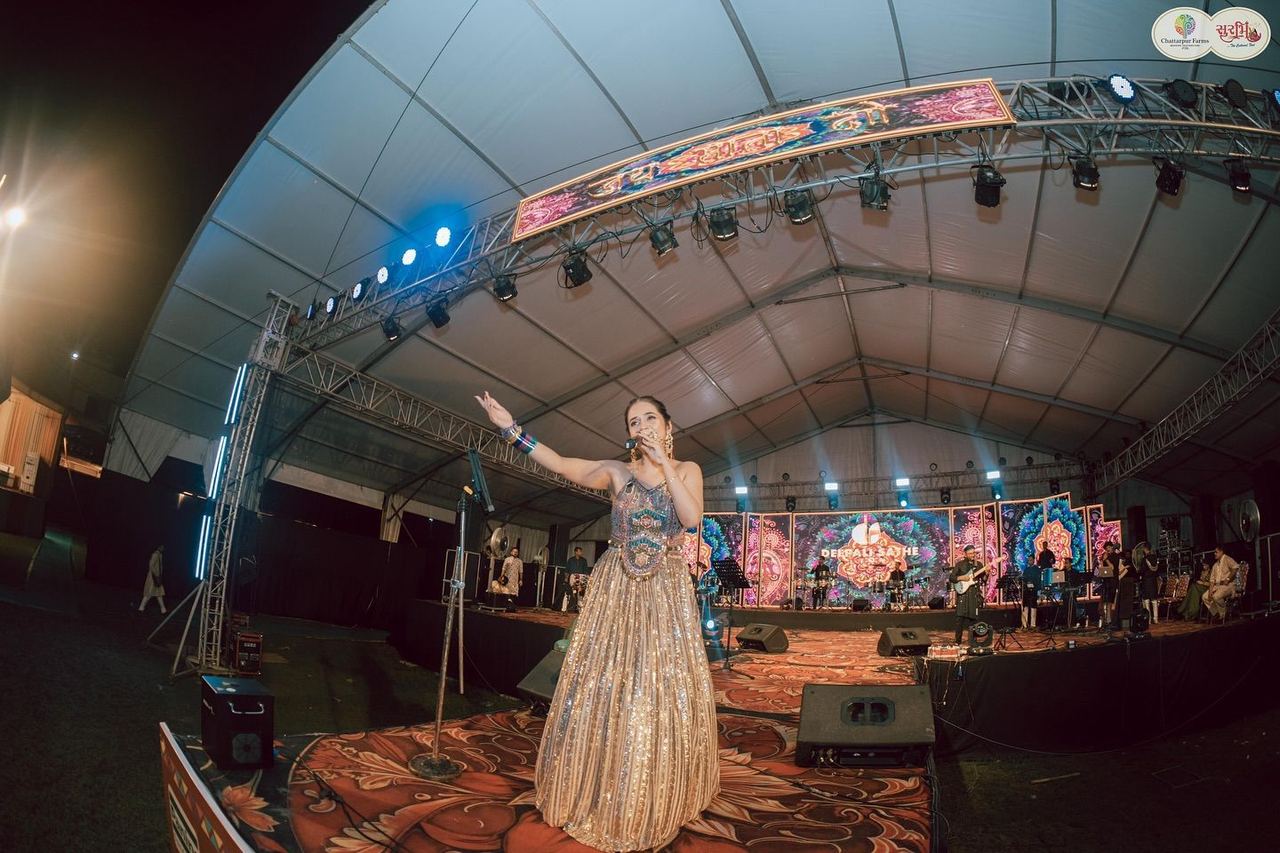 Deepali Sathe performing at Surbhi Garba Dhoom Dandiya 2025, Chattarpur Farms Nagpur